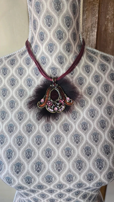collier vintage - neuf - pendentif baroque fleurs fourrure strass relief brillant - rose rouge bordeaux