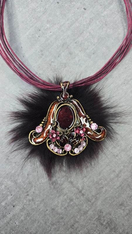 collier vintage - neuf - pendentif baroque fleurs fourrure strass relief brillant - rose rouge bordeaux