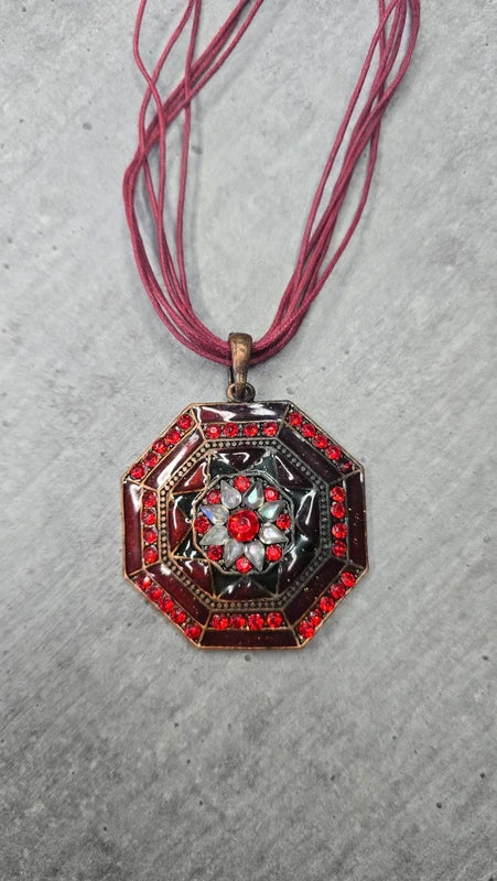 collier vintage - neuf - pendentif mandala rouge strass - motif floral oriental - strass argenté - baroque chic