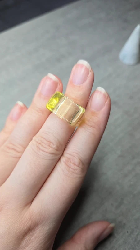 bague vintage - neuf - large bombée - carré - pop art rétro années 90 2000 - rose ou vert craquelé translucide