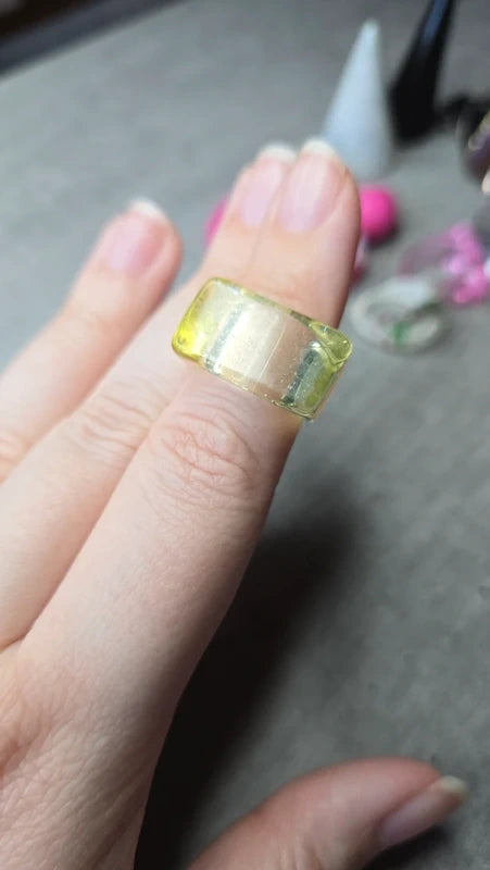 bague vintage - neuf - large bombée - carré - pop art rétro années 90 2000 - rose ou vert craquelé translucide