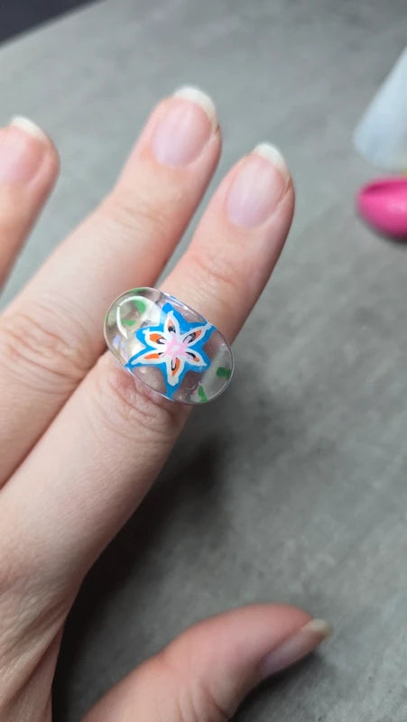 bague vintage - neuf - large bombée - pop art rétro années 90 2000 - motifs fleur colorée translucide