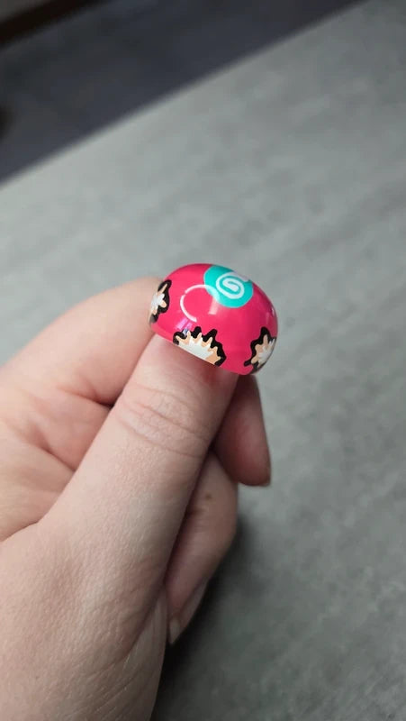 bague vintage - large bombée - pop art rétro années 90 2000 - rose fuchsia motifs fleurs translucide