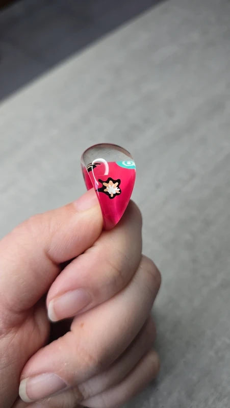 bague vintage - large bombée - pop art rétro années 90 2000 - rose fuchsia motifs fleurs translucide