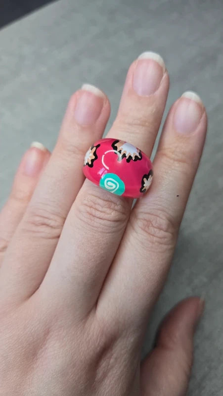 bague vintage - large bombée - pop art rétro années 90 2000 - rose fuchsia motifs fleurs translucide