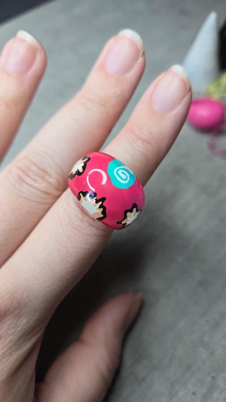 bague vintage - large bombée - pop art rétro années 90 2000 - rose fuchsia motifs fleurs translucide