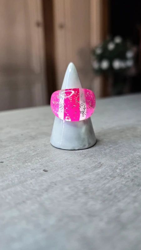 bague vintage - large bombée - pop art rétro années 90 2000 - rose fuchsia fluo paillettes translucide