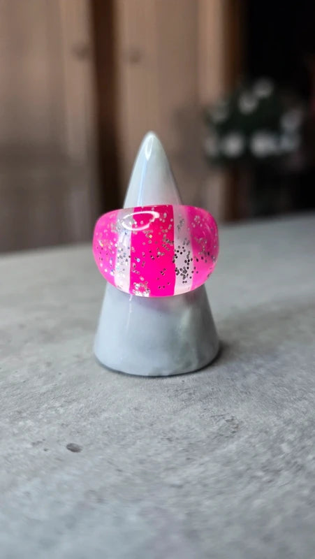 bague vintage - large bombée - pop art rétro années 90 2000 - rose fuchsia fluo paillettes translucide