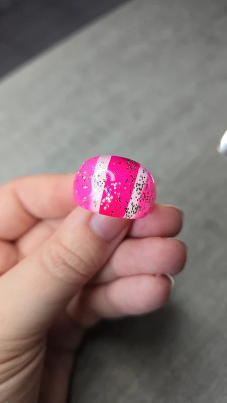 bague vintage - large bombée - pop art rétro années 90 2000 - rose fuchsia fluo paillettes translucide
