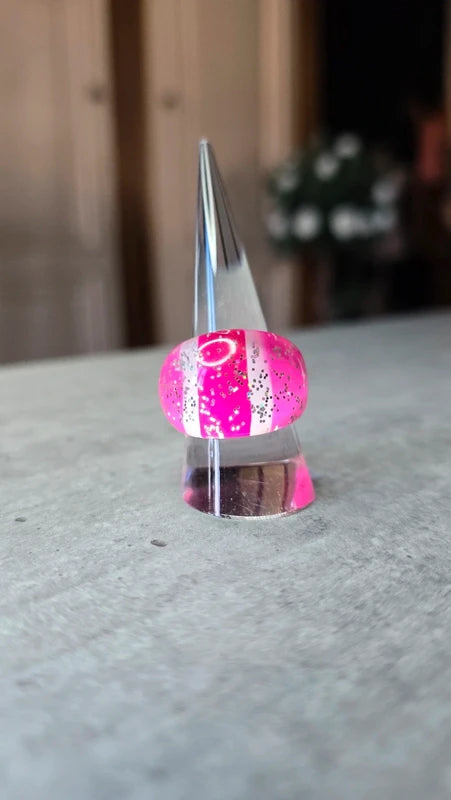 bague vintage - large bombée - pop art rétro années 90 2000 - rose fuchsia fluo paillettes translucide
