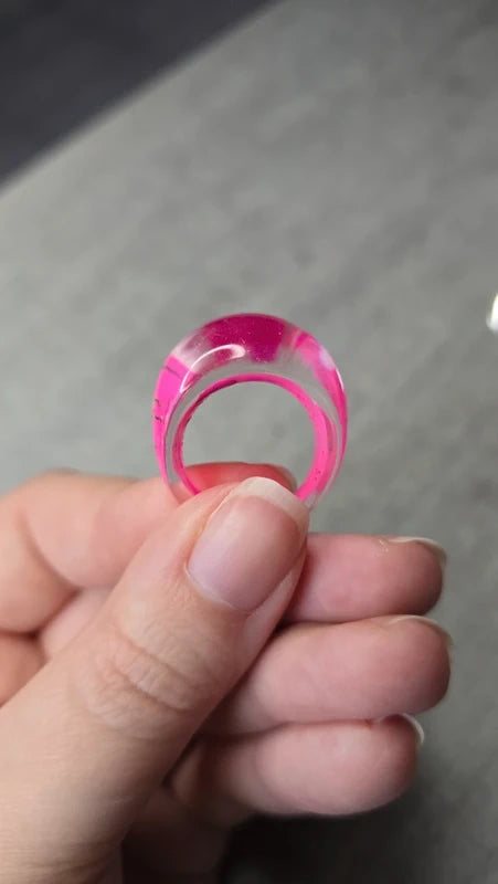 bague vintage - large bombée - pop art rétro années 90 2000 - rose fuchsia fluo paillettes translucide