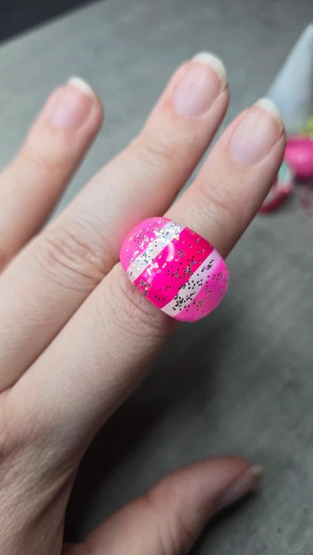 bague vintage - large bombée - pop art rétro années 90 2000 - rose fuchsia fluo paillettes translucide