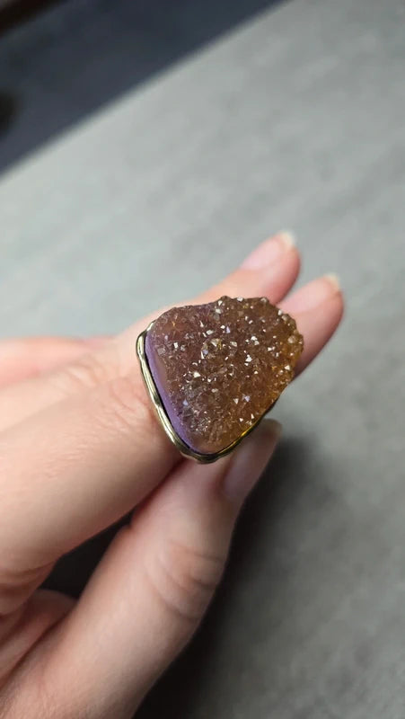 bague vintage - neuf - style pierre brute géode cristaux doré violet reflet relief