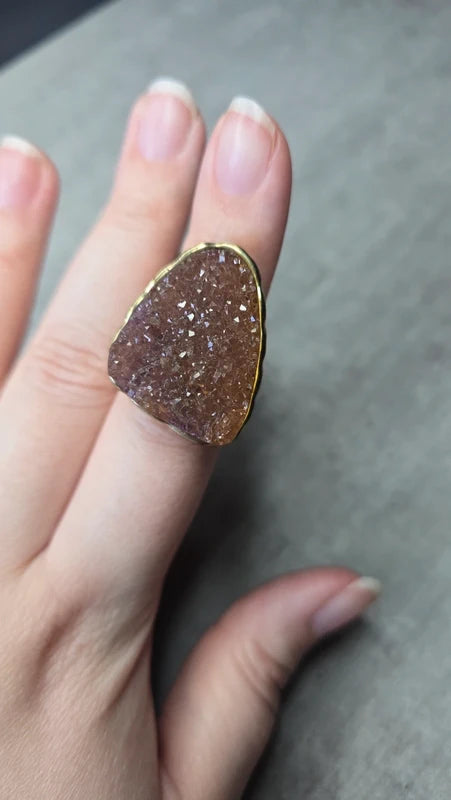 bague vintage - neuf - style pierre brute géode cristaux doré violet reflet relief