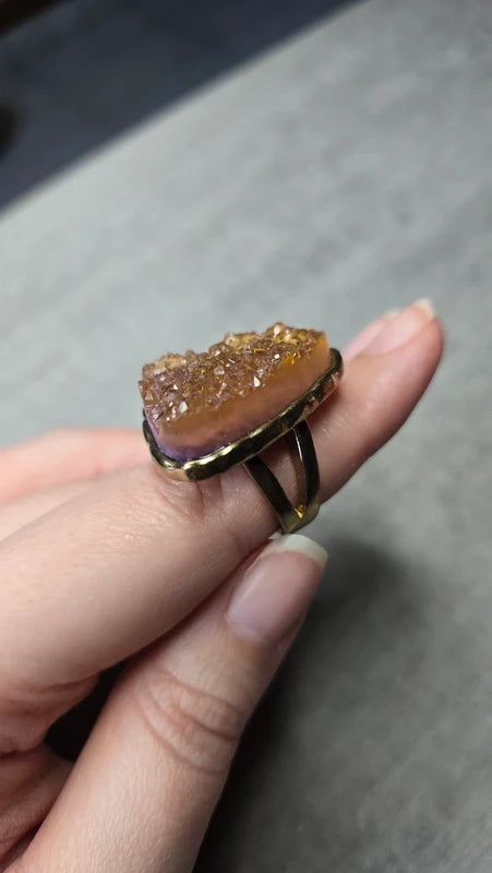 bague vintage - neuf - style pierre brute géode cristaux doré violet reflet relief