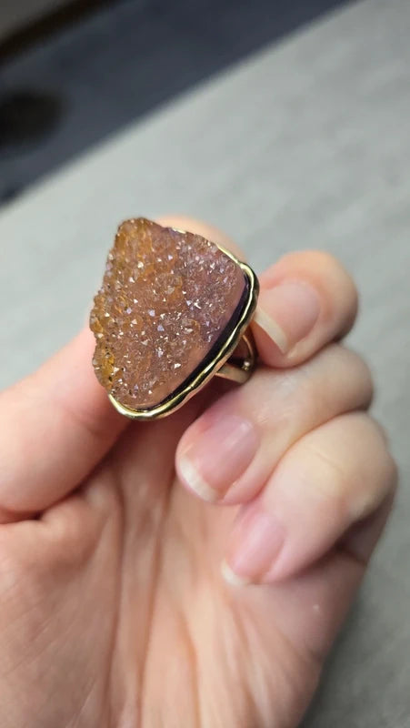 bague vintage - neuf - style pierre brute géode cristaux doré violet reflet relief