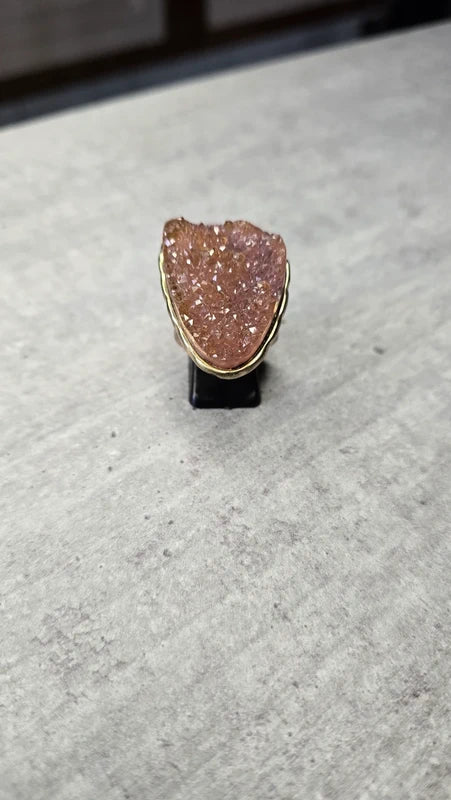 bague vintage - neuf - style pierre brute géode cristaux doré violet reflet relief