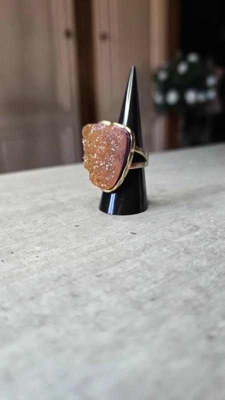 bague vintage - neuf - style pierre brute géode cristaux doré violet reflet relief