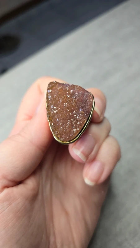 bague vintage - neuf - style pierre brute géode cristaux doré violet reflet relief