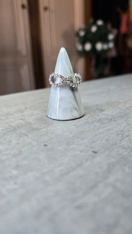 bague neuf - forme infini - strass argenté brillants - chic élégant tendanc