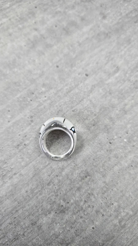 bague vintage - neuf - large bombée - pop art rétro années 90 2000 - blanc noir motif craquelé translucide