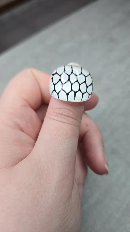 bague vintage - neuf - large bombée - pop art rétro années 90 2000 - blanc noir motif craquelé translucide