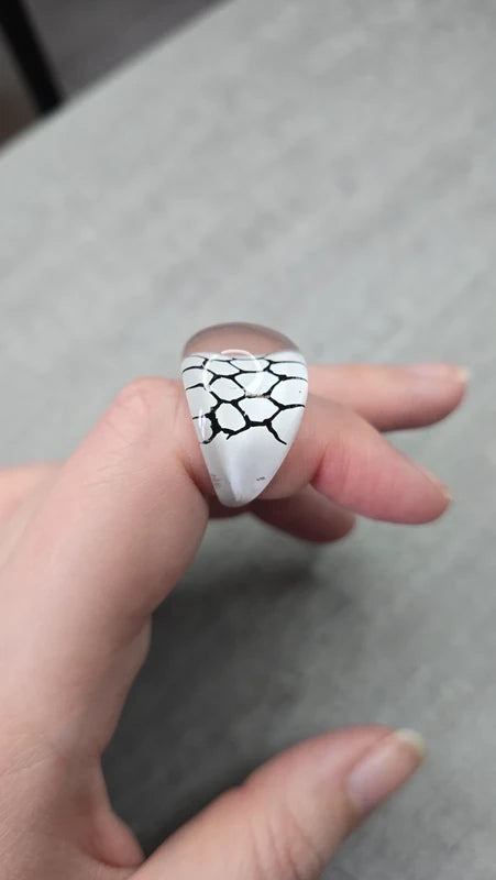 bague vintage - neuf - large bombée - pop art rétro années 90 2000 - blanc noir motif craquelé translucide