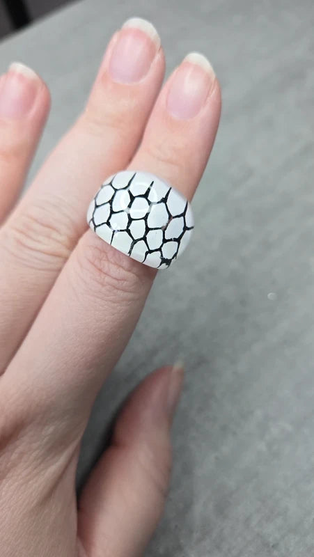 bague vintage - neuf - large bombée - pop art rétro années 90 2000 - blanc noir motif craquelé translucide