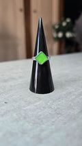 bague vintage - enfant fille - losange vert fluo - légère ajustable réglable - pop rétro