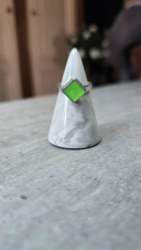 bague vintage - enfant fille - losange vert fluo - légère ajustable réglable - pop rétro