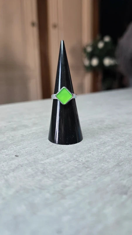 bague vintage - enfant fille - losange vert fluo - légère ajustable réglable - pop rétro