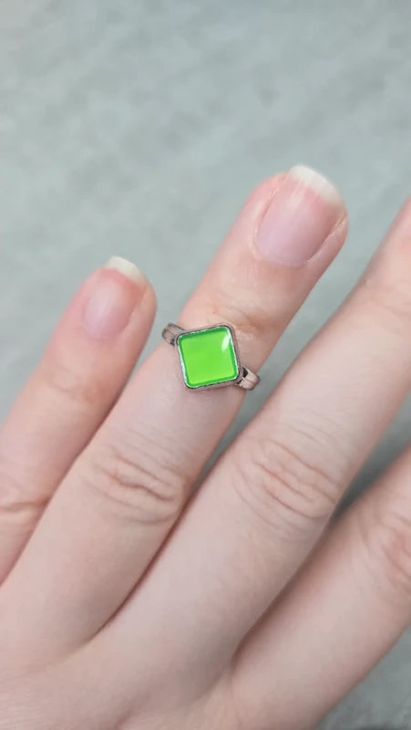 bague vintage - enfant fille - losange vert fluo - légère ajustable réglable - pop rétro