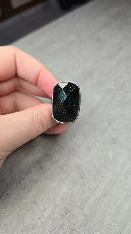 bague - argentée grande pierre noir facetté - relief volume - reflet paillettes vert