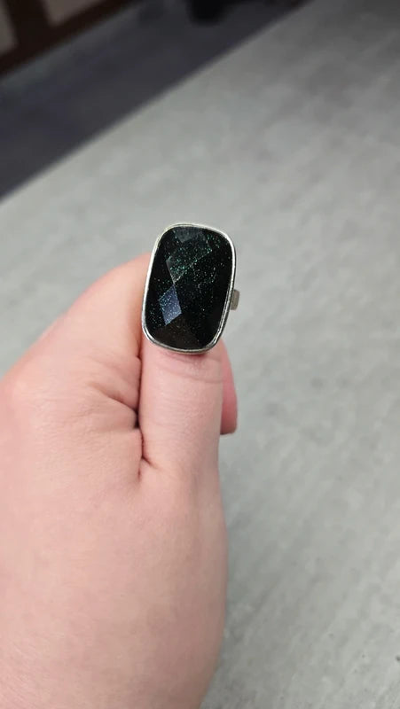 bague - argentée grande pierre noir facetté - relief volume - reflet paillettes vert