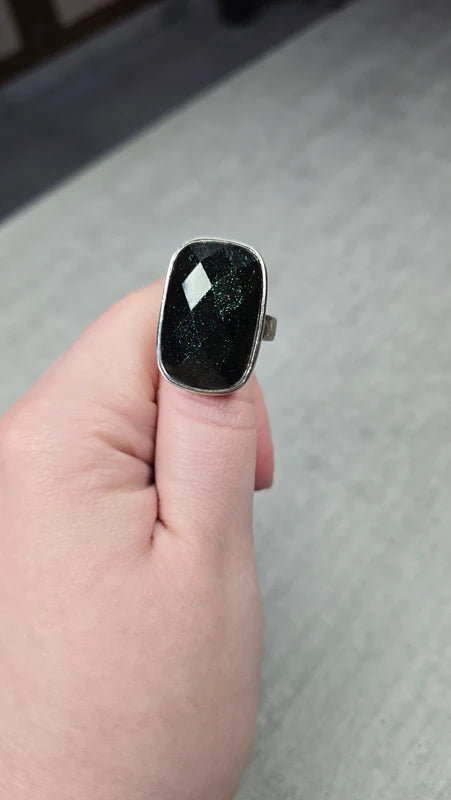 bague - argentée grande pierre noir facetté - relief volume - reflet paillettes vert