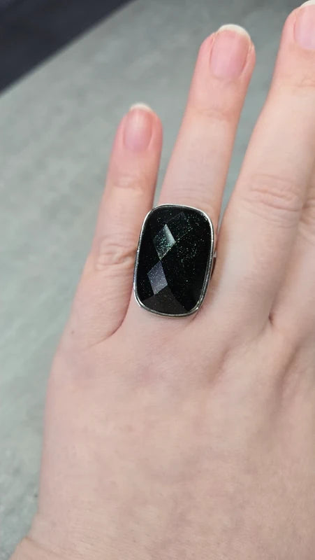 bague - argentée grande pierre noir facetté - relief volume - reflet paillettes vert