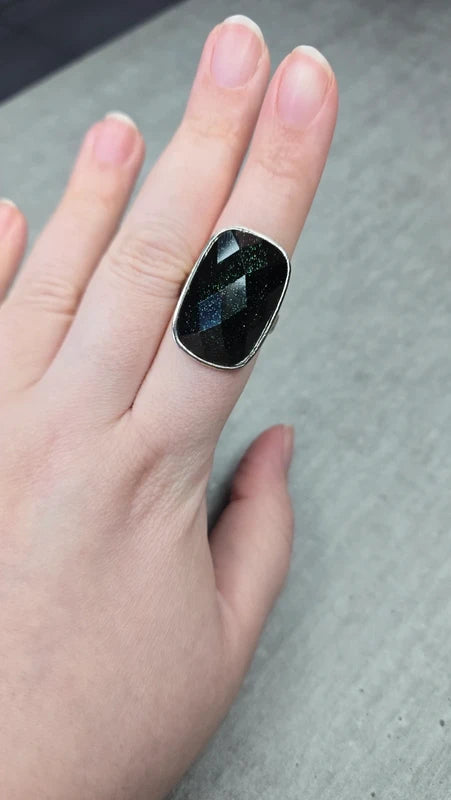 bague - argentée grande pierre noir facetté - relief volume - reflet paillettes vert