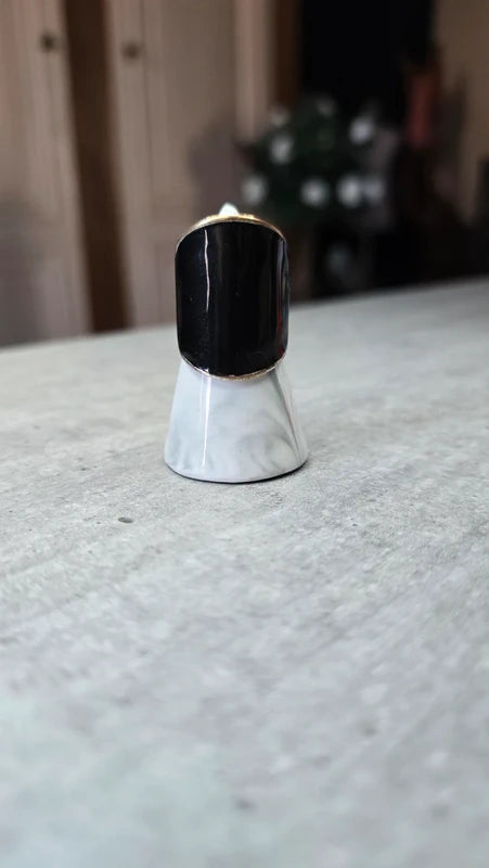bague large - noir laquée brillant - monture argenté - effet laqué - taille 19 mm