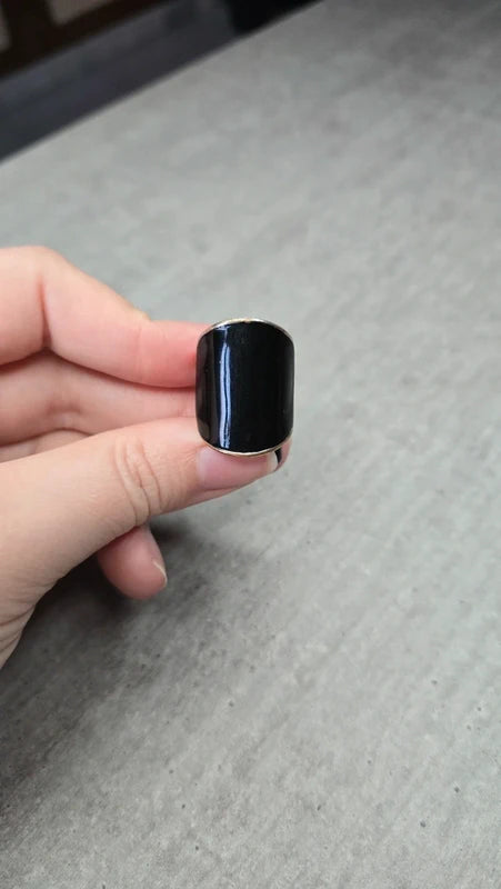 bague large - noir laquée brillant - monture argenté - effet laqué - taille 19 mm