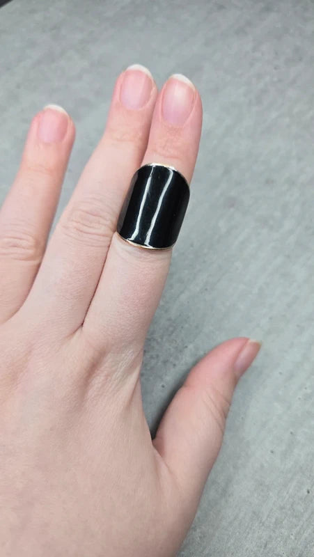 bague large - noir laquée brillant - monture argenté - effet laqué - taille 19 mm