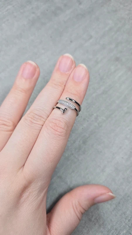 bague effet luxe - argenté ou or rose - strass argenté - style clou - chic - acier inoxydable