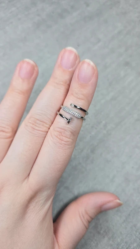 bague effet luxe - argenté ou or rose - strass argenté - style clou - chic - acier inoxydable