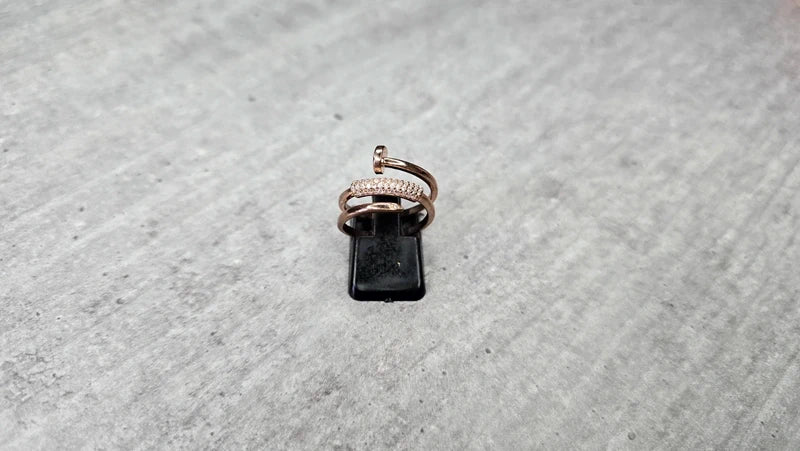 bague effet luxe - argenté ou or rose - strass argenté - style clou - chic - acier inoxydable