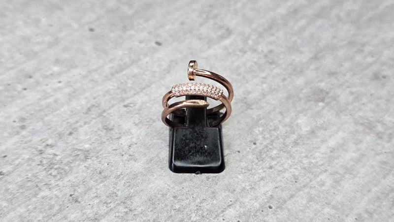 bague effet luxe - argenté ou or rose - strass argenté - style clou - chic - acier inoxydable
