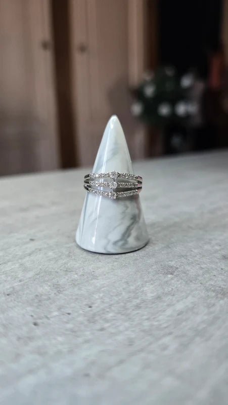 bague effet princesse - neuf - argentée triple rangée pavé strass brillant - effet diadème - luxe chic élégant