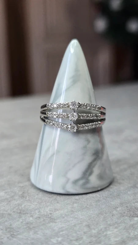 bague effet princesse - neuf - argentée triple rangée pavé strass brillant - effet diadème - luxe chic élégant