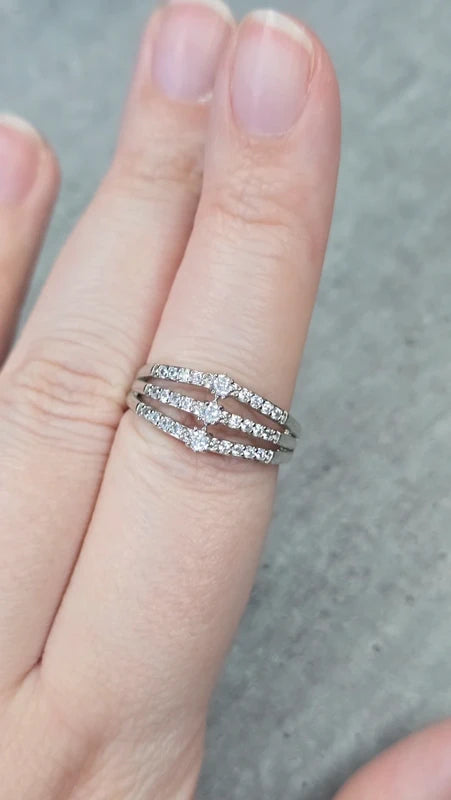 bague effet princesse - neuf - argentée triple rangée pavé strass brillant - effet diadème - luxe chic élégant