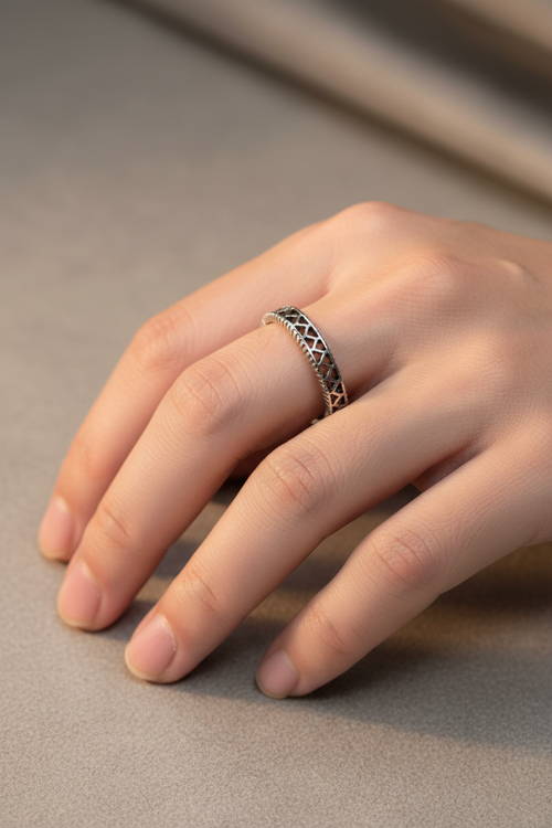 Bague anneau - neuf - argenté - motif gravé ajouré - mixte homme ou femme - acier inoxydable