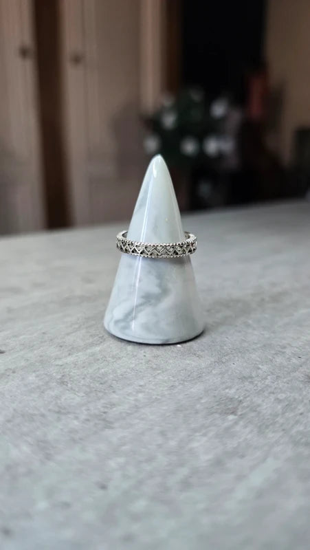 Bague anneau - neuf - argenté - motif gravé ajouré - mixte homme ou femme - acier inoxydable