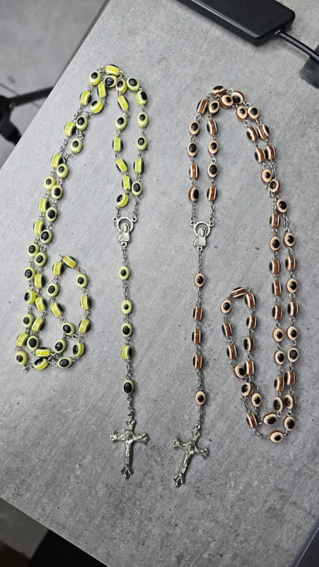 Collier sautoir chapelet - perles marron ou vert - effet oeil - médaillon religieux croix christ vierge marie